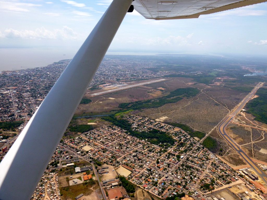 Do avião, eu via: O hemisfério norte, o sul, Macapá e rio Amazonas