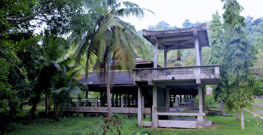 Apesar da acomodação simples, o monastério é envolto por uma natureza exuberante, montanhas rios de água quente, coqueiros e frutas tropicais.