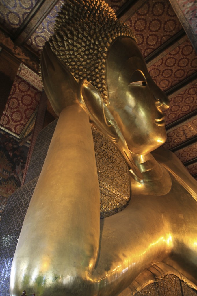 Gigantesco buda deitado no templo de Wat Pho em Bangkok