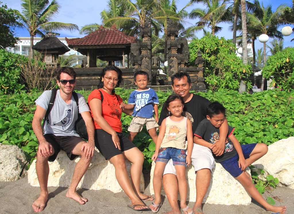 Eu e a família do dono da casa onde fiqeui usando o airbnb, em Bali, Indonésia.