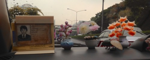 Taxi cor de rosa choque por fora. O motorista ao seu lado direito te leva a Kao San Road.