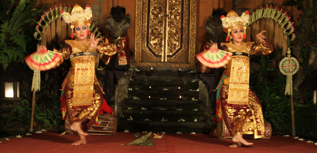 Mulheres dançando em Ubud, Bali
