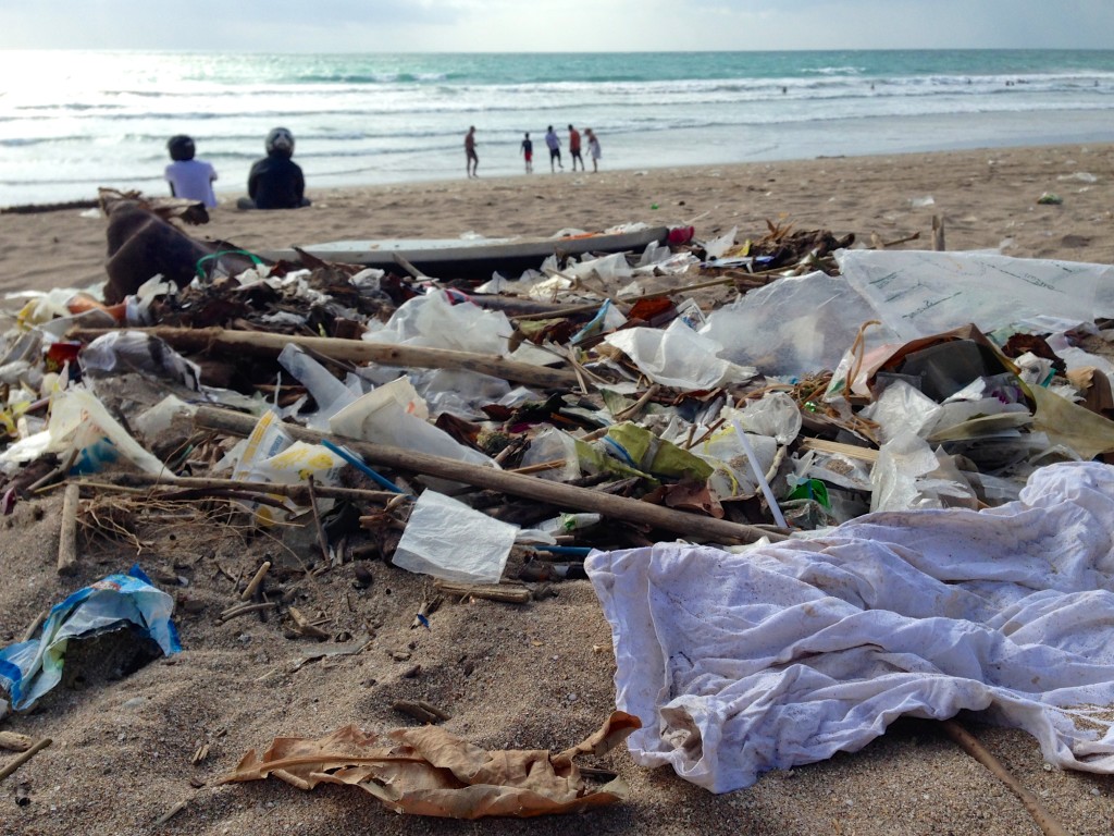 lixo espalhado na praia de Kuta em Bali, indonesia