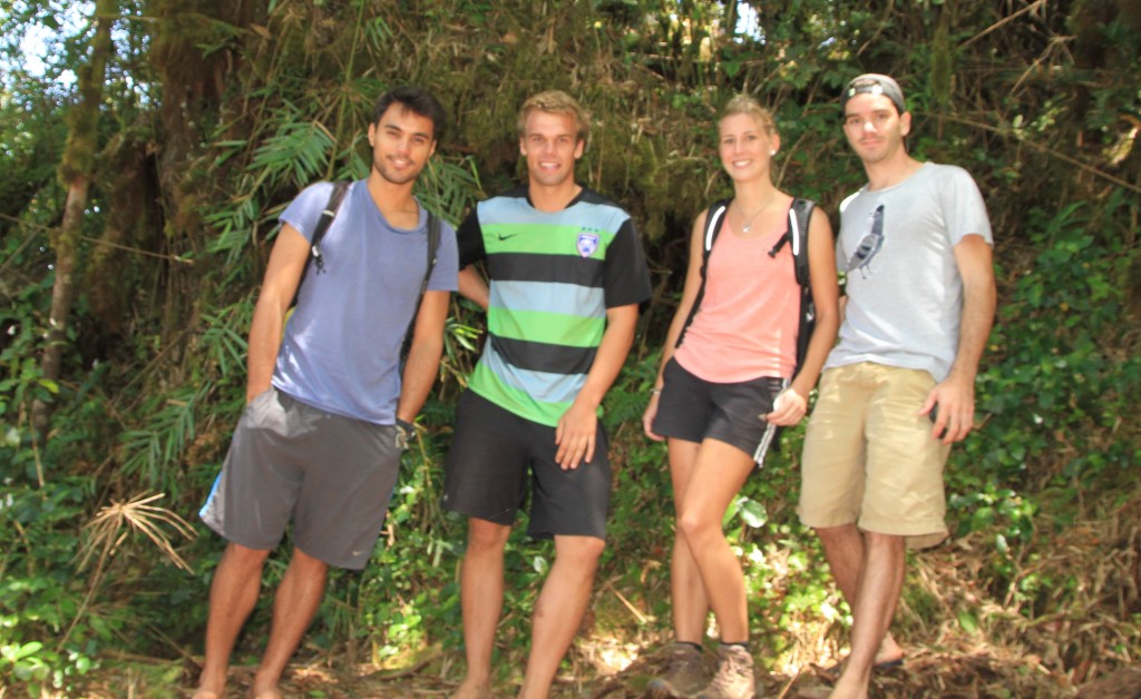 Rafael, nossos novos amigos Toby e Eva e eu na floresta em Cameron Highlands