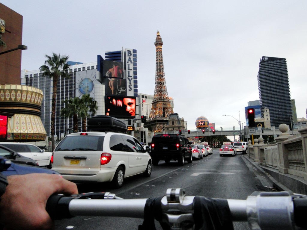 Competido de bicicleta por em espaço entre limousines e ferraris na Strip de Las Vegas