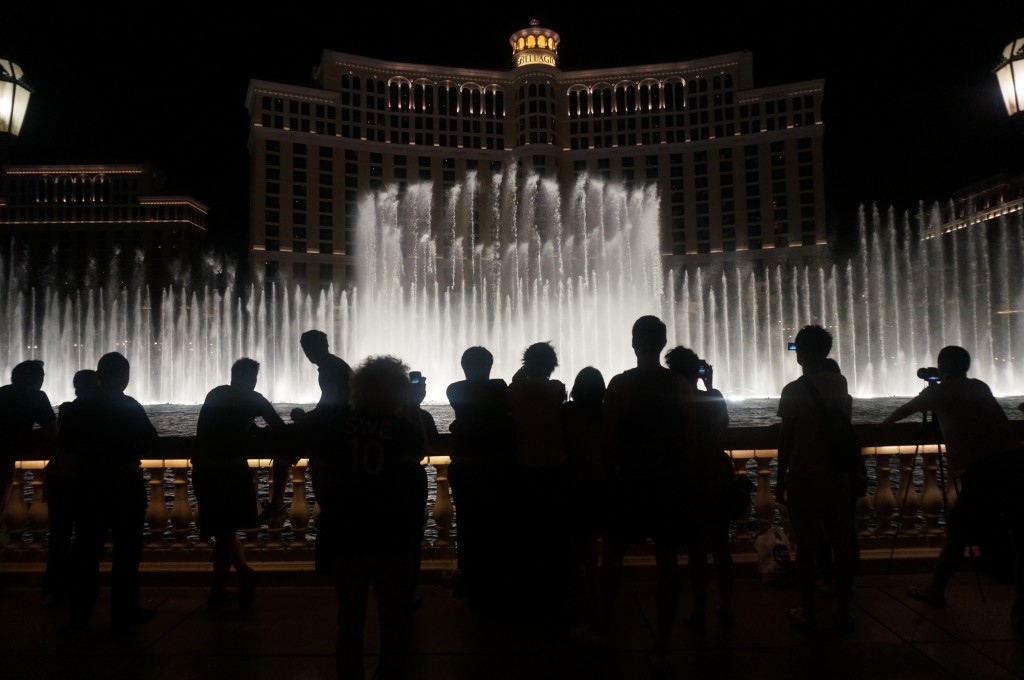 Turistas vendo a apresentação das águas dançantes em Las Vegas