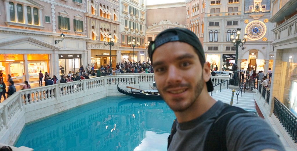 Eu, horas antes dentro do cassino que me deixou milionário - Em Macau