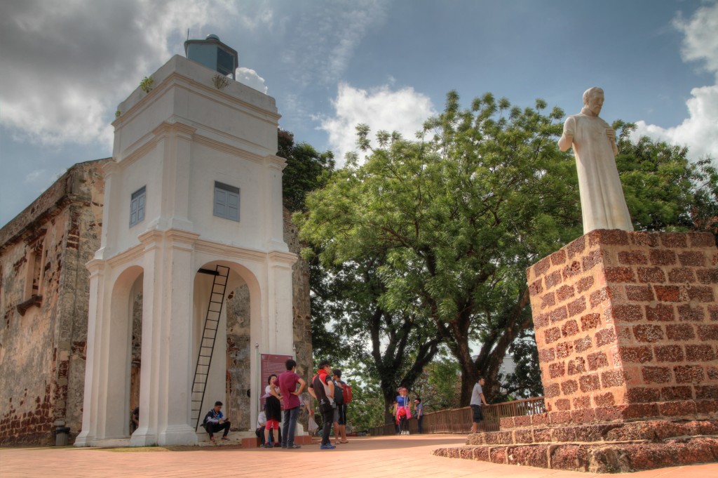 Até influência católica a Malásia apresenta: Na foto, ruínas da Igreja de São Paulo em Melacca, da época que os portugueses dominaram a região.