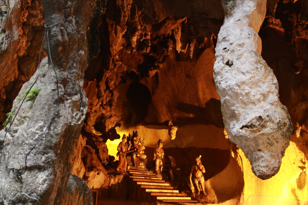 Em uma caverna, (Batu cave) perto de Kuala Lumpur, imagens e símbolos hindus.