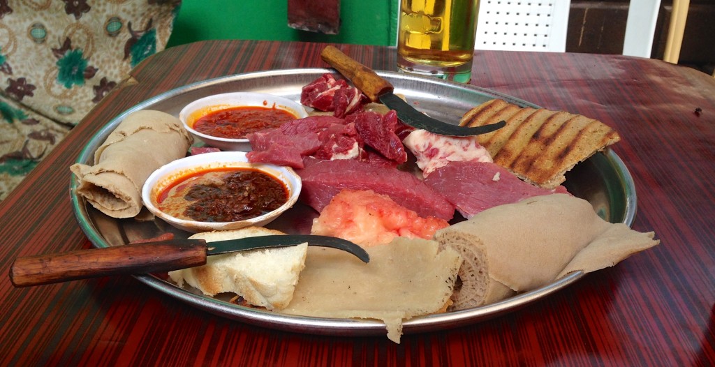 Carne crua para comer com pimenta das mais bravas! Essa massa enrolada e a tal da Injera!