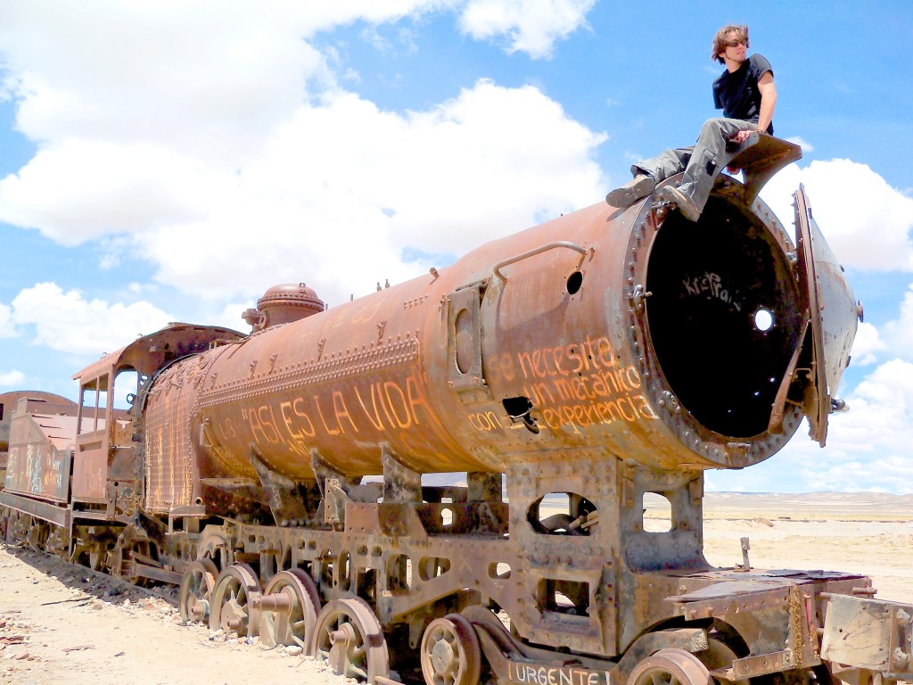 "Asi es la vida", "Se necesita um mecanico con experiencia escrito em um trem abandonado em um deserto da Boívia