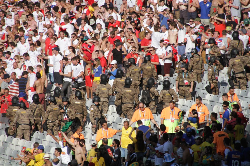 Torcedores e policiais miliares nas arquibancadas do mineirão