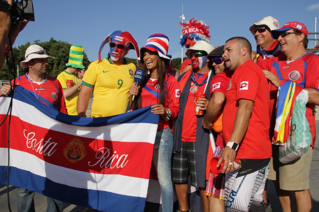 Torcedores e repórter costa riquenhos