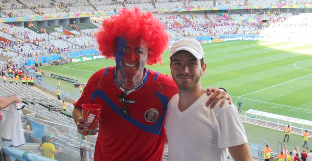 Um torcedor inglês com peruca e cara pintada no mineirão