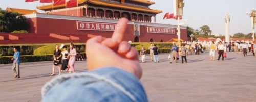Ai wei wei com o dedo do meio para o governo chinês