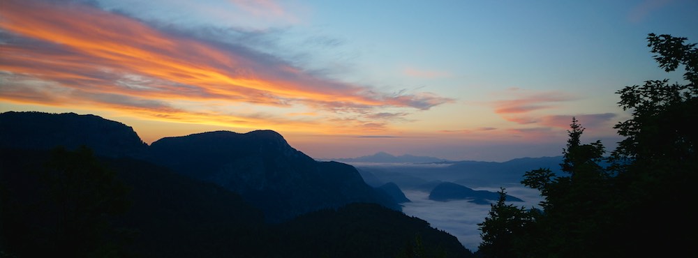 Alojamento no alto dos alpes eslovenos com o nascer do sol