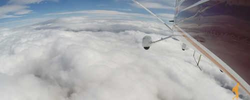 Cessna 172 voo à cima das nuves